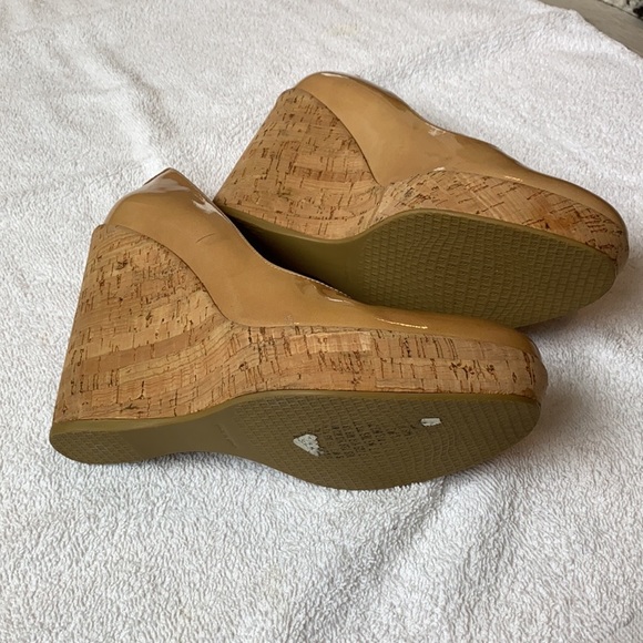 Stuart Weitzman nude wedges - Picture 3 of 5